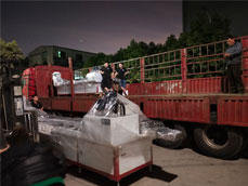 兩臺(tái)三米熱熔鉆攻機(jī)裝車發(fā)往山東